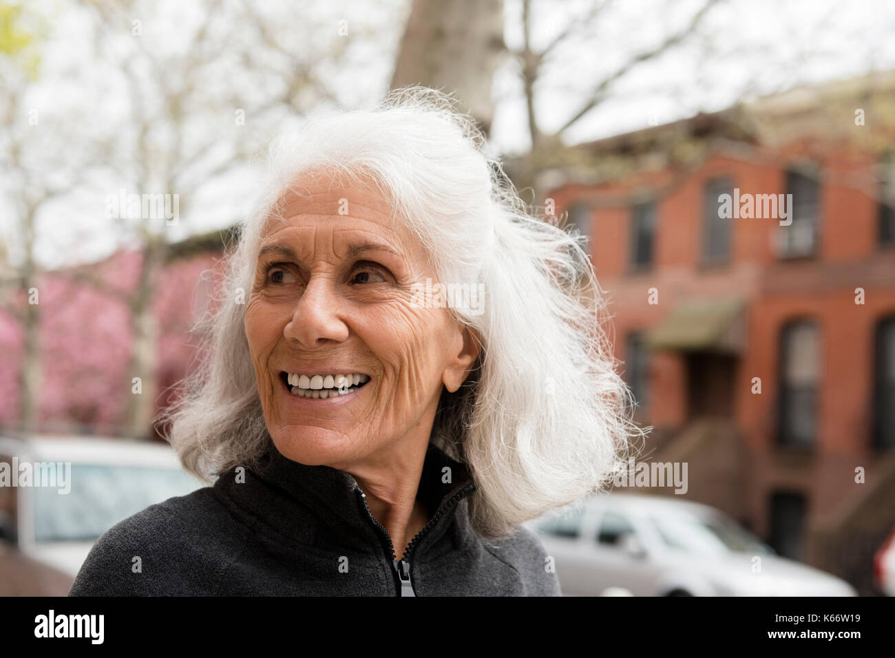 Smiling woman outdoors in city Banque D'Images