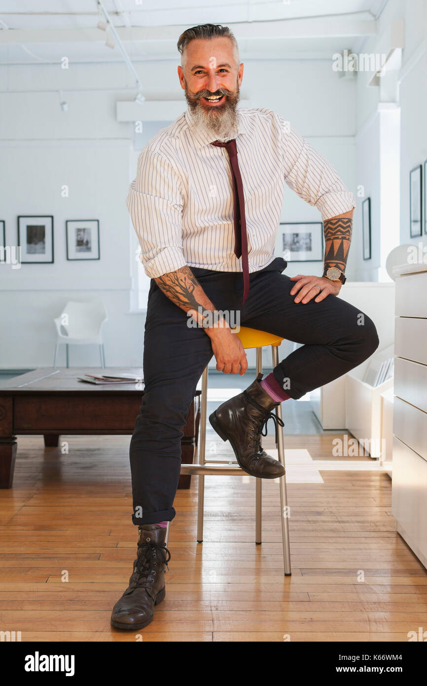 Portrait of smiling caucasian businessman avec des tatouages Banque D'Images