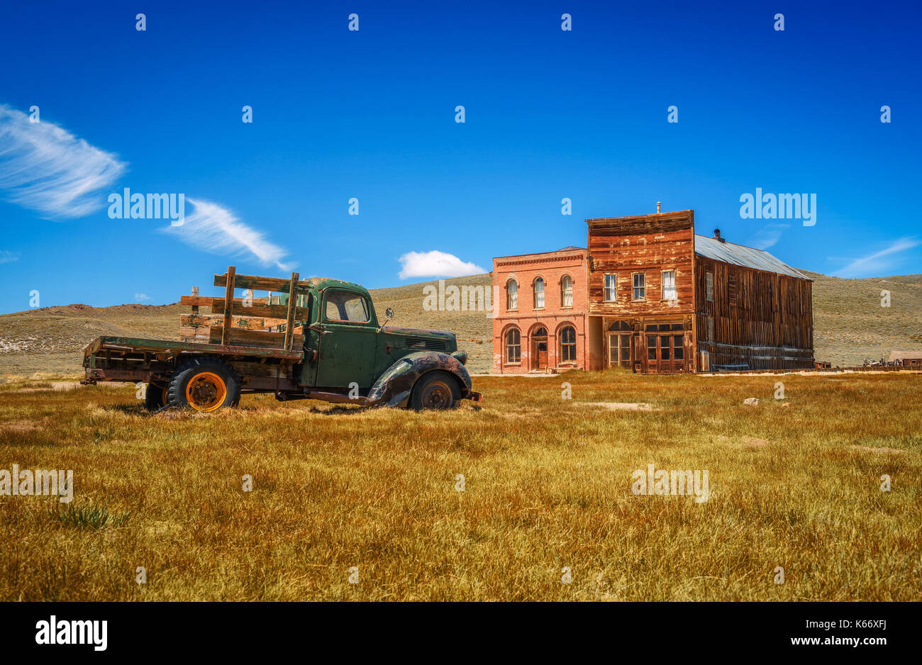 Carcasse de voiture et de vieux bâtiments dans la ville fantôme de Bodie, en Californie. bodie est un parc d'état historique d'une ruée vers l'or dans les collines bodie est de la sierr Banque D'Images