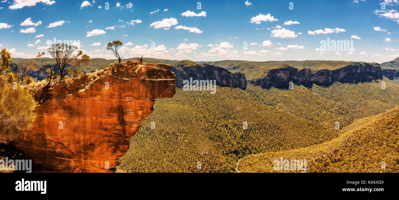 Hanging rock et vue sur la grose valley dans les Blue Mountains, Australie, vus de l'baltzer Lookout Banque D'Images