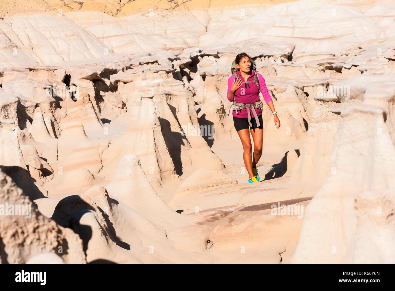 Native American Woman hiking in desert Banque D'Images