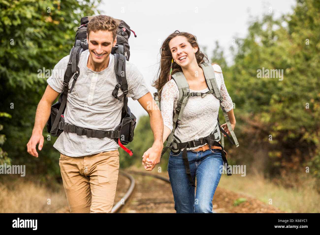 Couple marchant sur les voies ferrées Banque D'Images