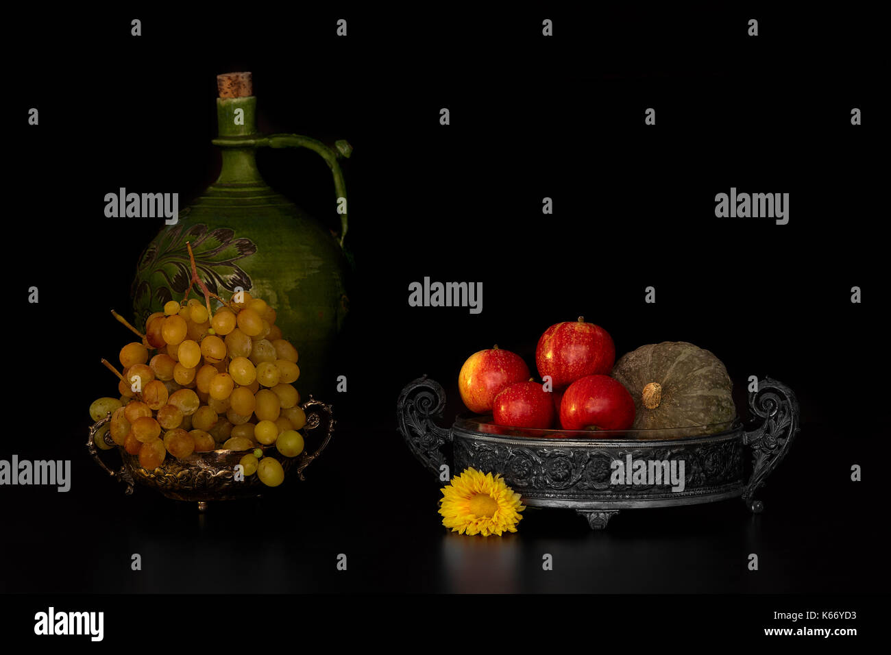 La vie encore d'automne aux pommes, raisin et de citrouille sur fond noir. Banque D'Images