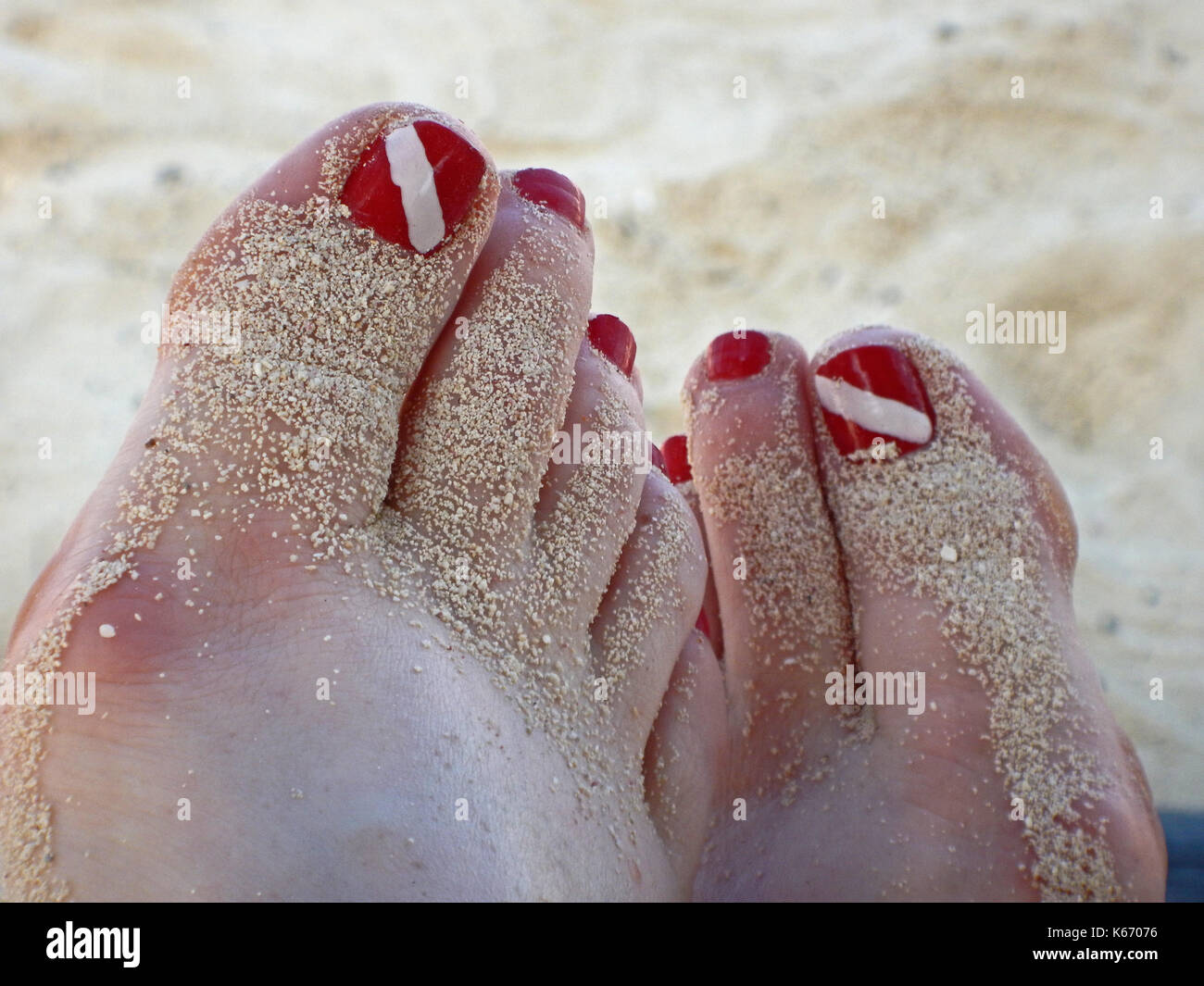 Drapeau de plongée sable orteils peints sur la plage à Cozumel, Mexique. Banque D'Images