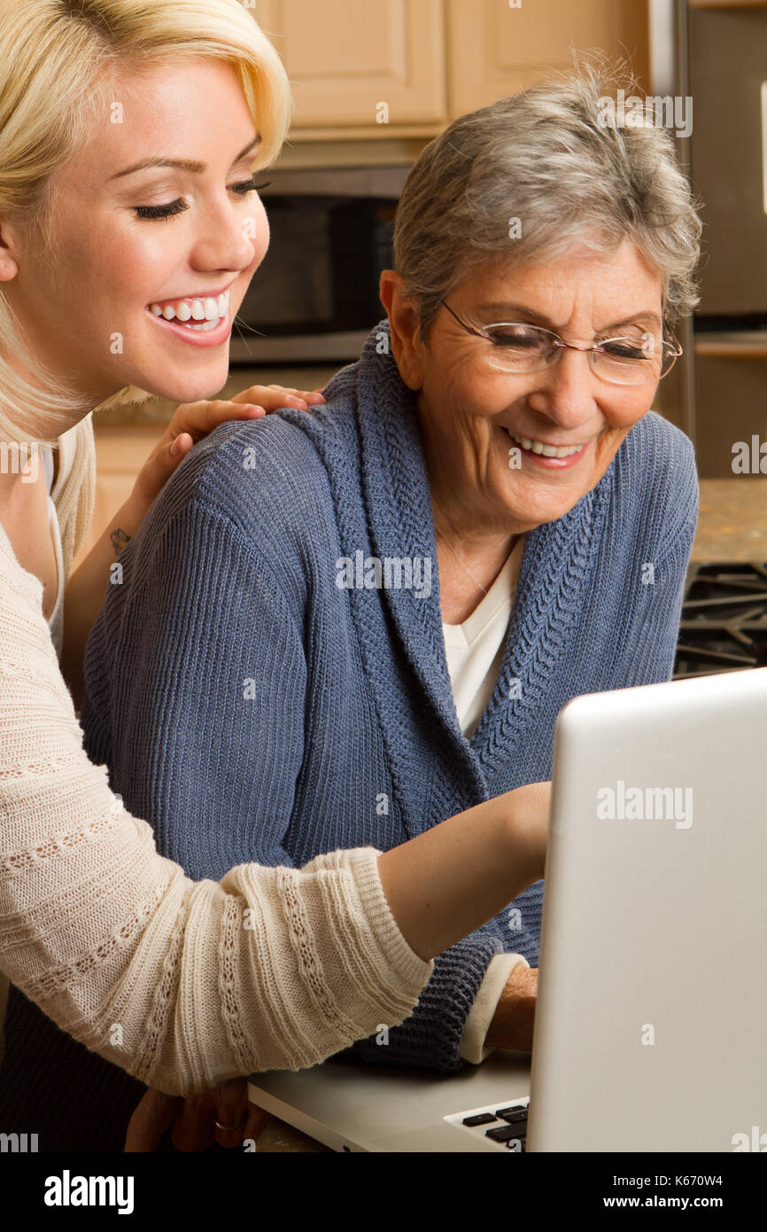 Petite-fille d'aider sa grand-mère de l'ordinateur. Banque D'Images