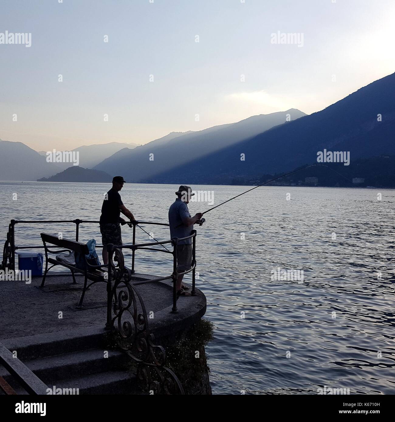 Pêche Les pêcheurs sur le lac de Côme Photo Stock - Alamy