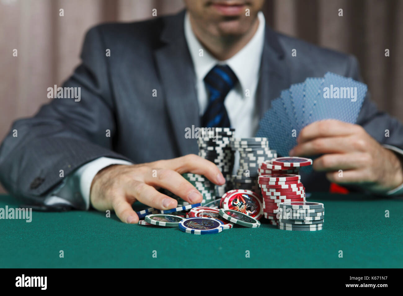 Blackjack gagnant,un homme d'affaires solide, a gagné dans le blackjack jeu et Banque D'Images