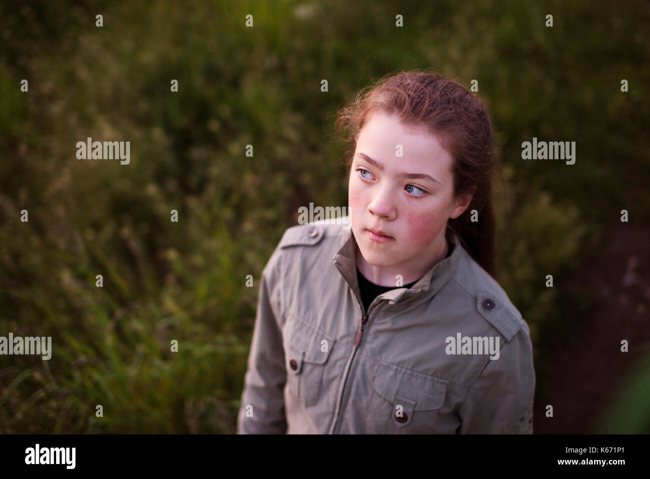 À la fille dans la distance en extérieur par soir Banque D'Images