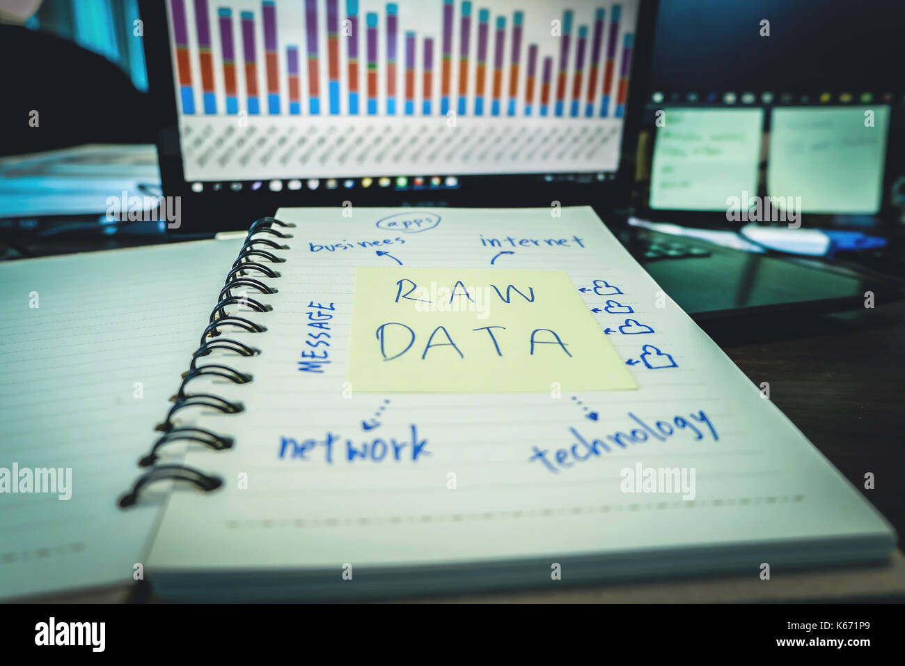 Les données brutes, les technologies de l'information d'affaires les gens travaillent dur Statistiques d'analyse de données Banque D'Images