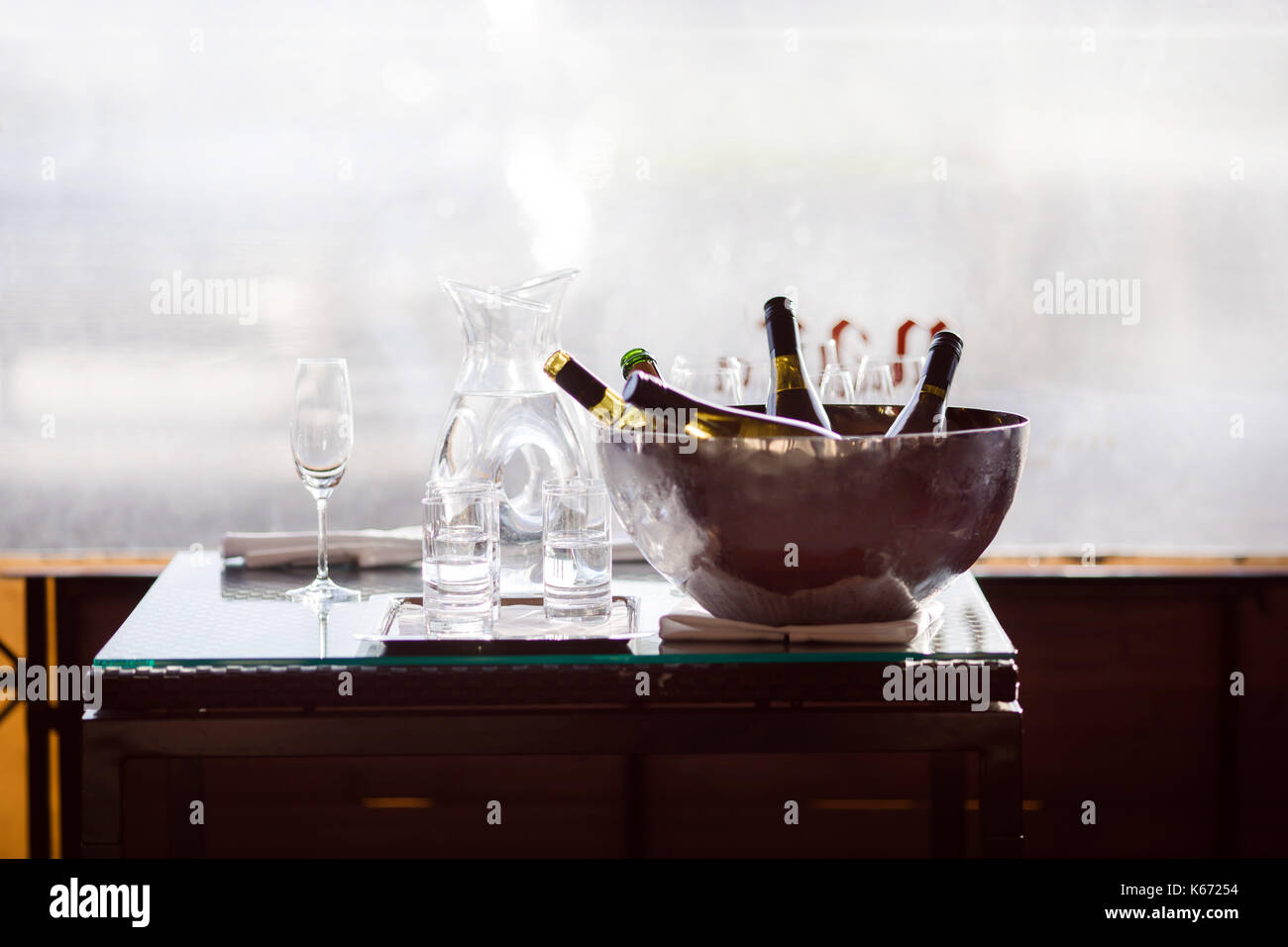 Des bouteilles de vin dans un seau Banque D'Images