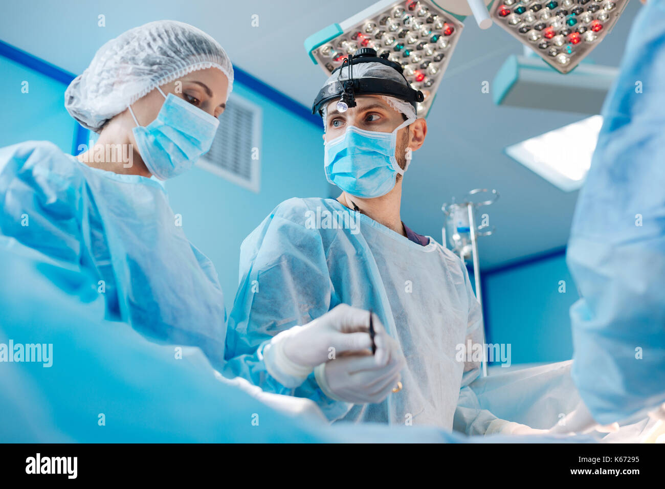 Aider son collègue adjoint grave Banque D'Images