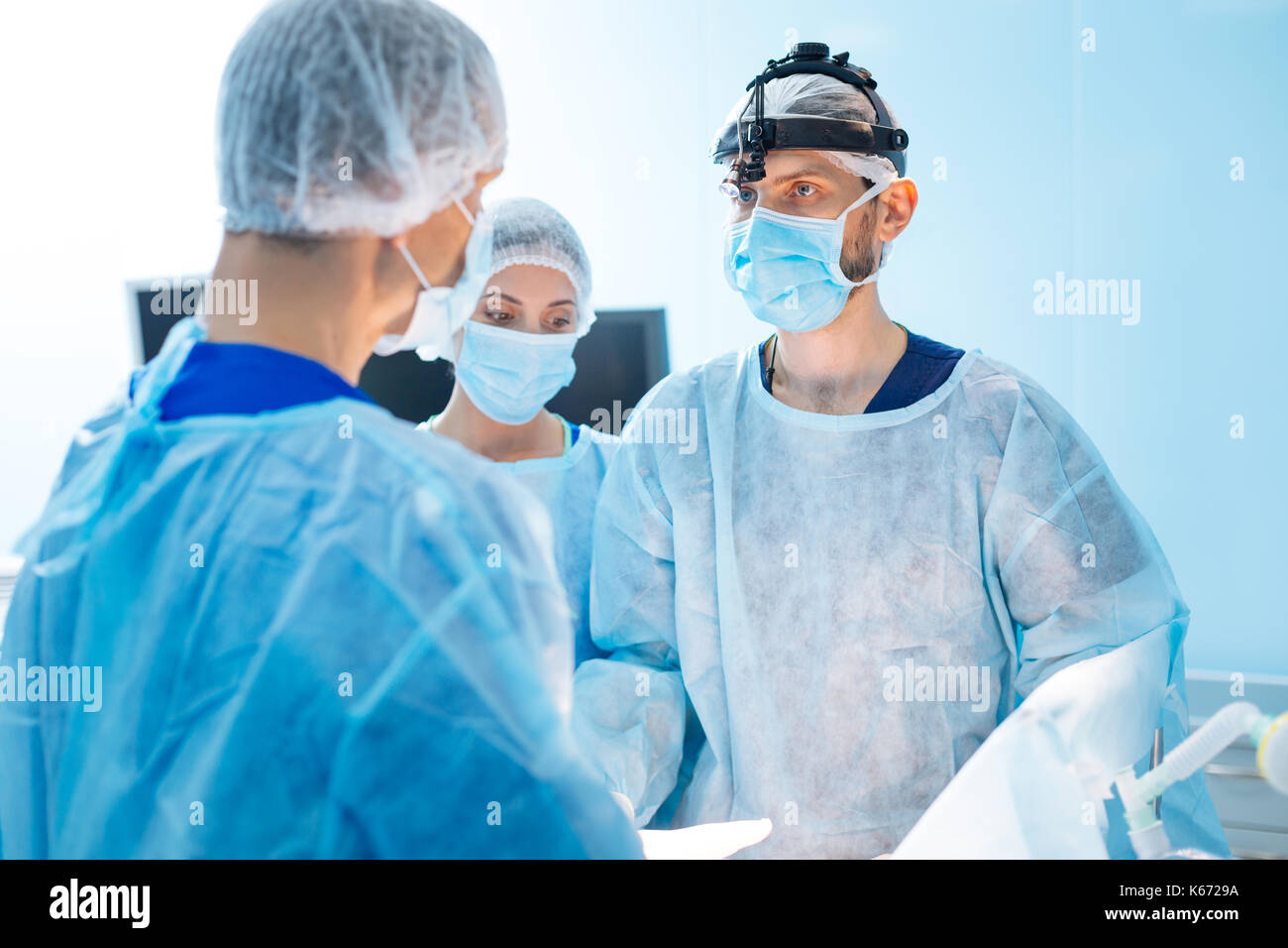 Travailleur médical attentif en regardant son collègue Banque D'Images