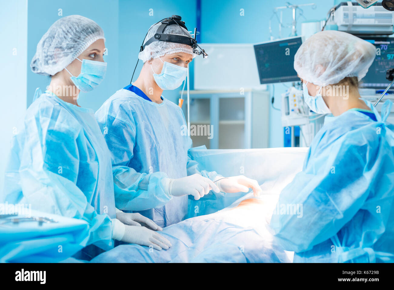Homme sérieux personne debout près de ses collègues Banque D'Images