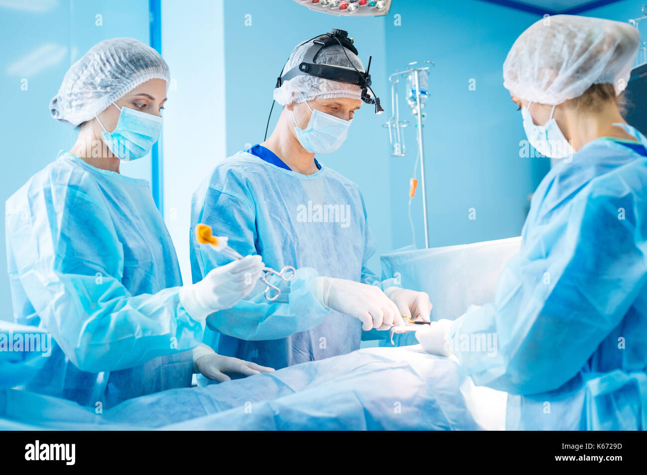 Heureux d'être heureux du résultat chirurgien Banque D'Images