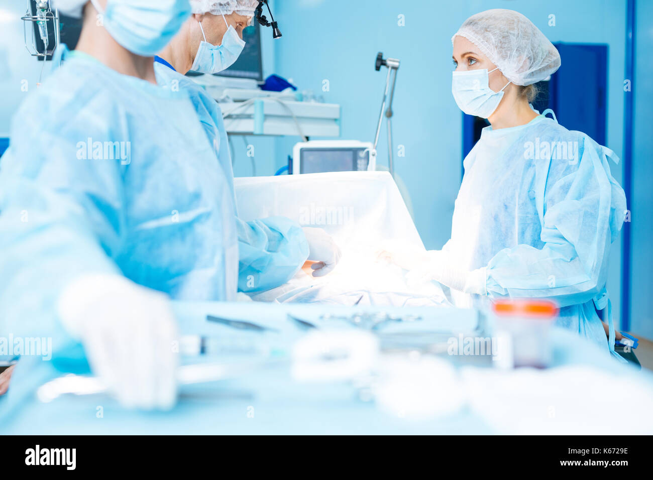 Son professeur l'aide infirmière grave Banque D'Images