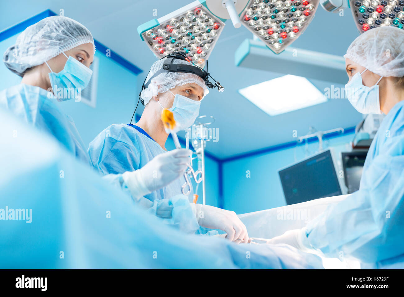 Les médecins sérieux discuter des détails importants Banque D'Images