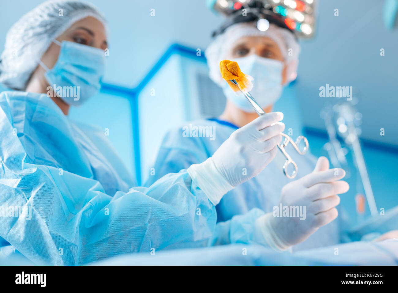 Close up of female part que le changement de tampon de coton Banque D'Images
