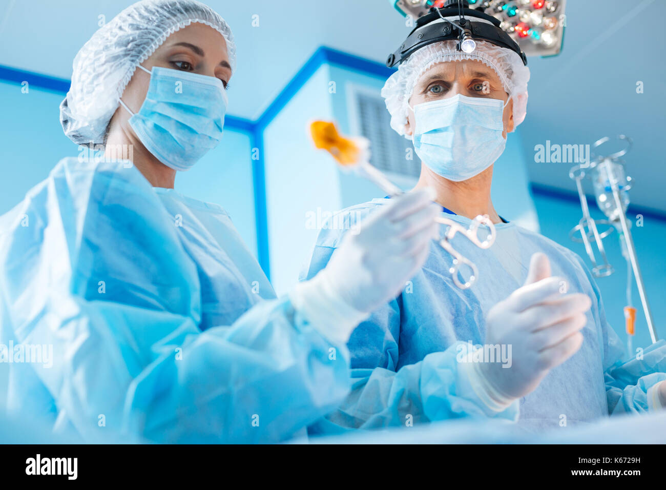 Chirurgien compétent en attente de nouveau tampon Banque D'Images