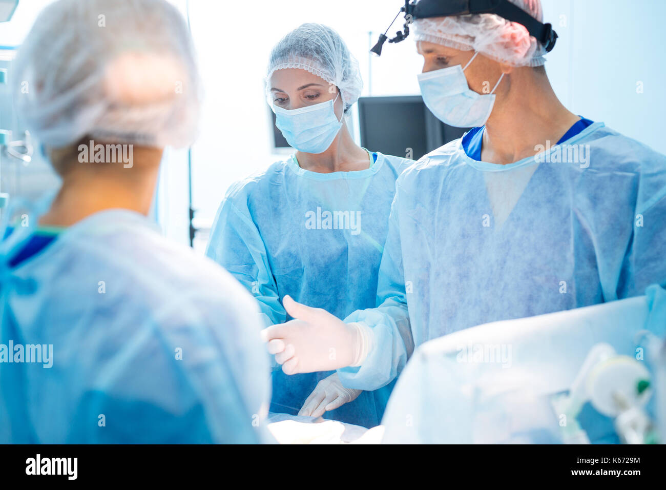 Les travailleurs médicaux attentionné patient d'exploitation Banque D'Images