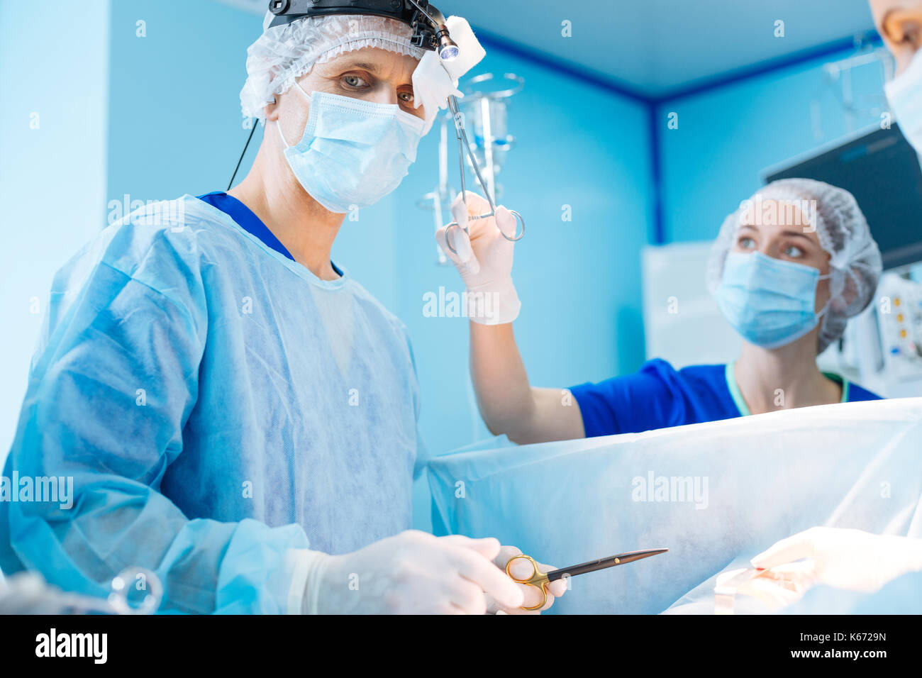 Infirmière professionnelle essuyant le front de son patron Banque D'Images