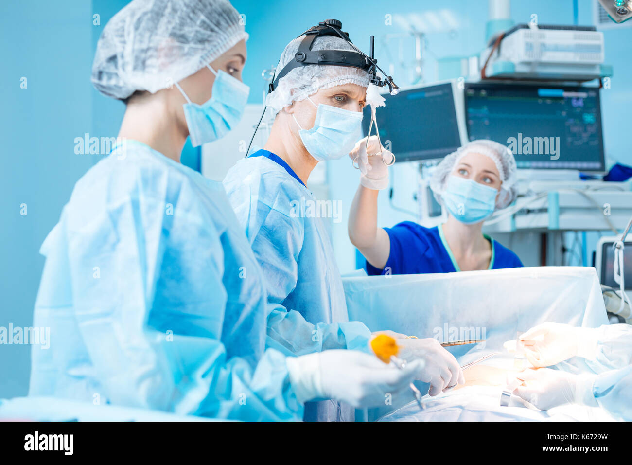 Les travailleurs médicaux attentifs à la patient à Banque D'Images