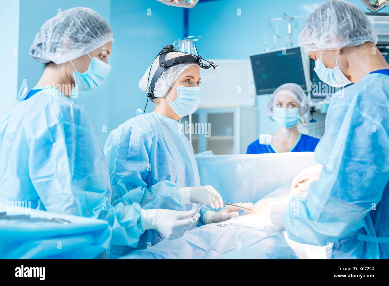 Chirurgien compétent traiter son patient Banque D'Images