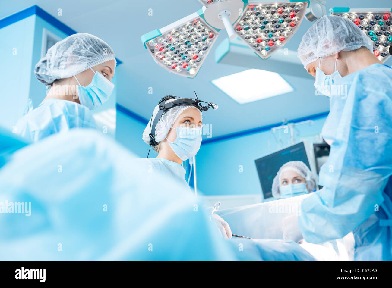 Médecin attentif à son collègue compétente à Banque D'Images