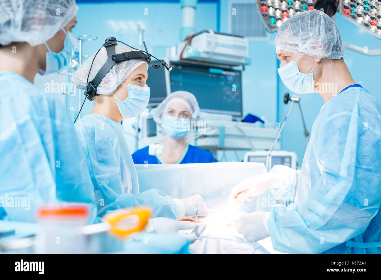 Heureux l'homme en regardant son joli sous Banque D'Images