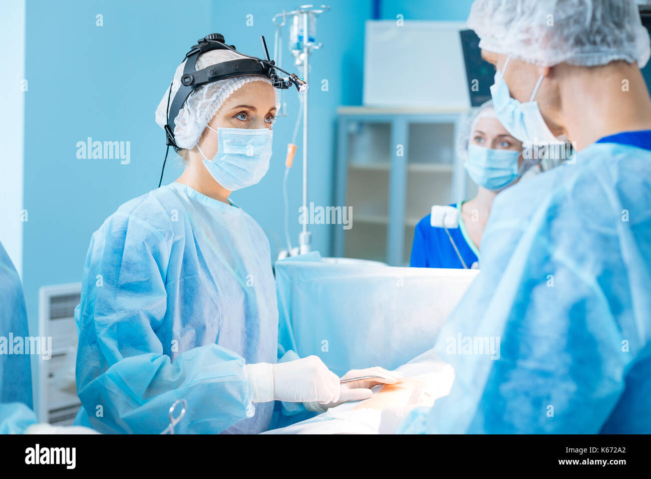 Aider son patient praticien sérieux Banque D'Images