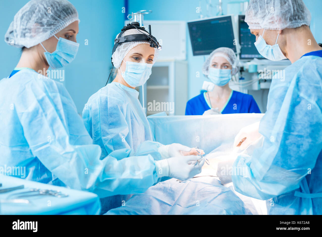 Le médecin sérieux à son assistante Banque D'Images