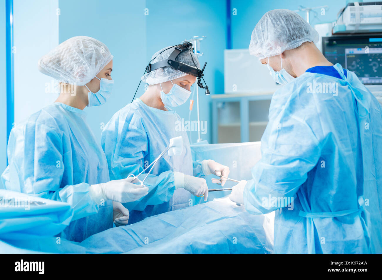 Traiter son patient chirurgien sérieux Banque D'Images