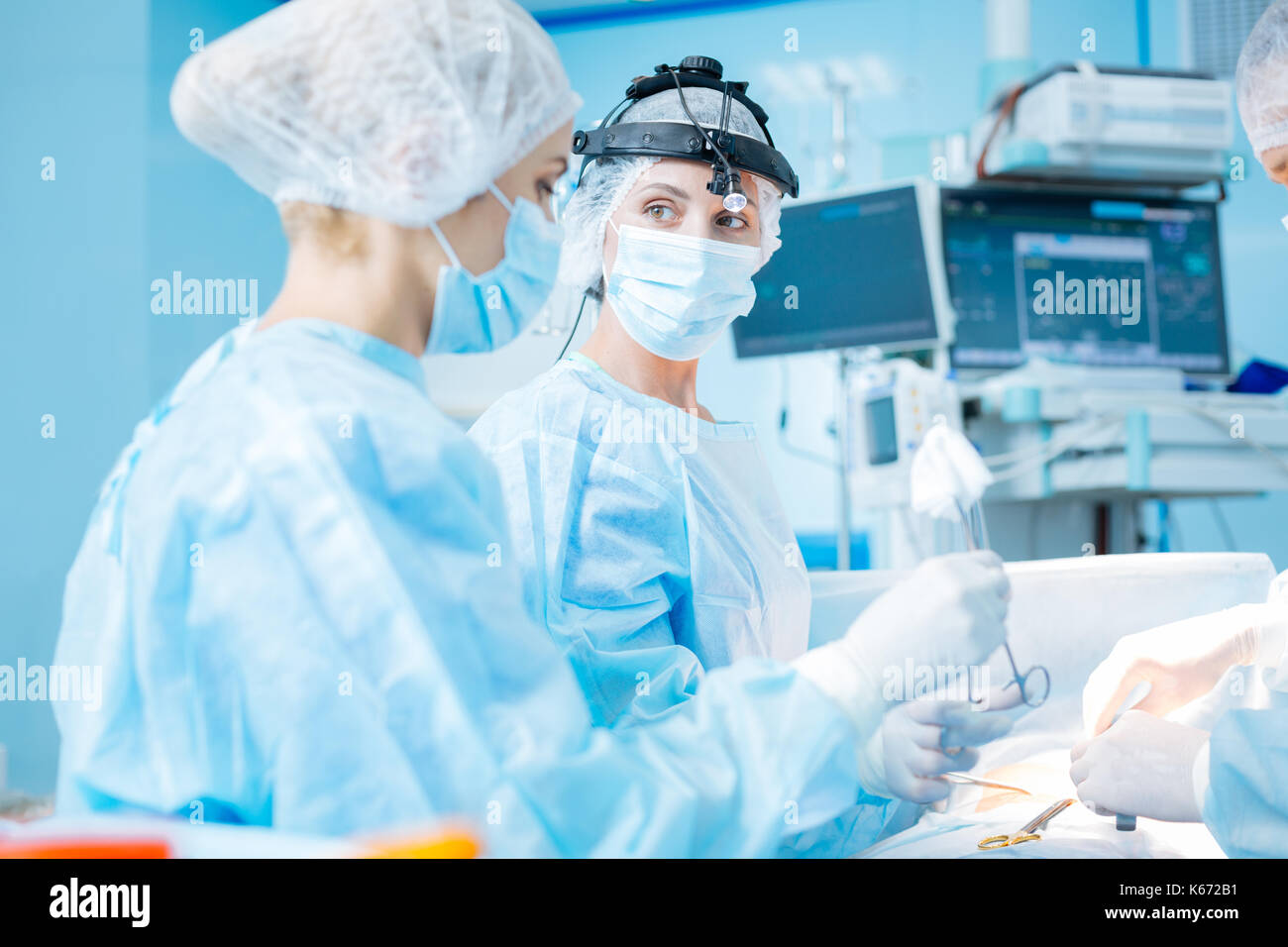 Heureux jeune médecin contrôle cardiogramme Banque D'Images