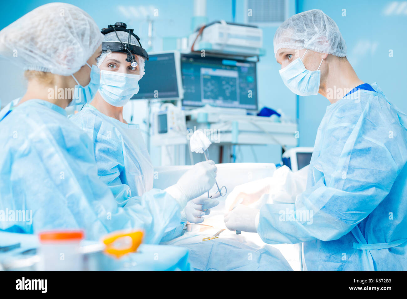 Trois collègues discuter Méthode de traitement Banque D'Images