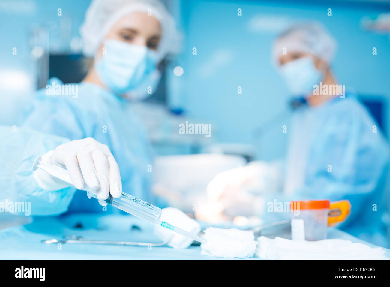 Image main de femme libre de droits que la prise d'instruments médicaux Banque D'Images