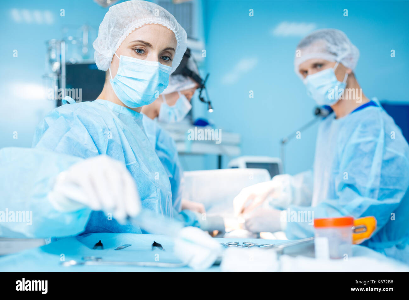 Infirmière attentive en tampon de coton Banque D'Images