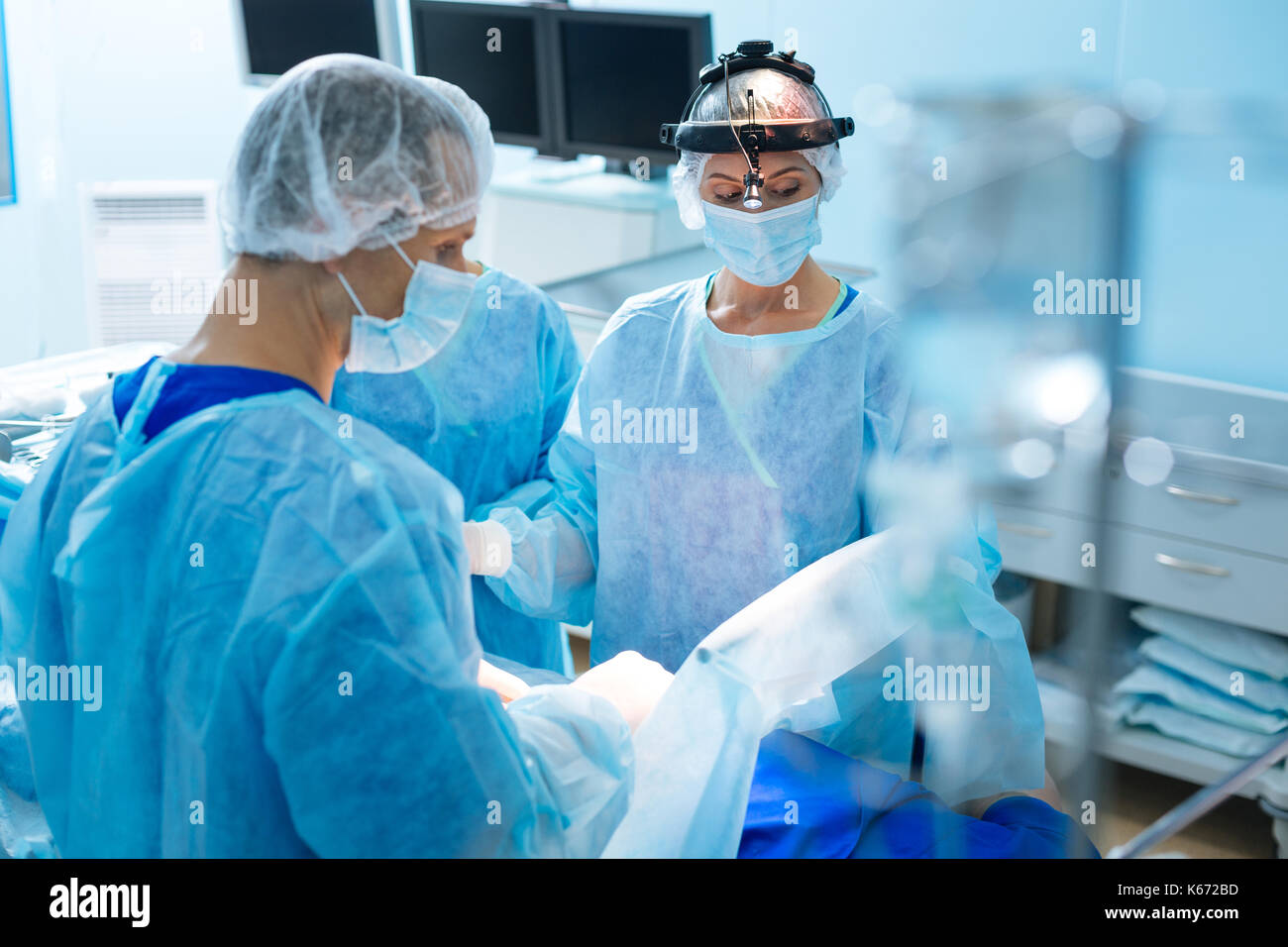 Infirmière à la grave à son patient Banque D'Images