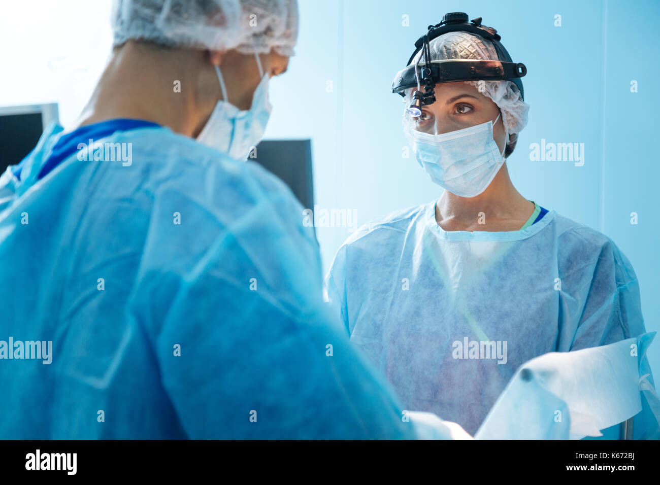 Ravi surgeon standing en face de son collègue Banque D'Images