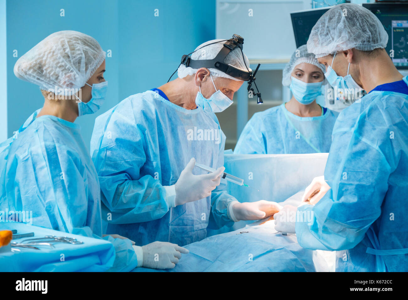 De graves doctor preparing patient pour l'opération Banque D'Images