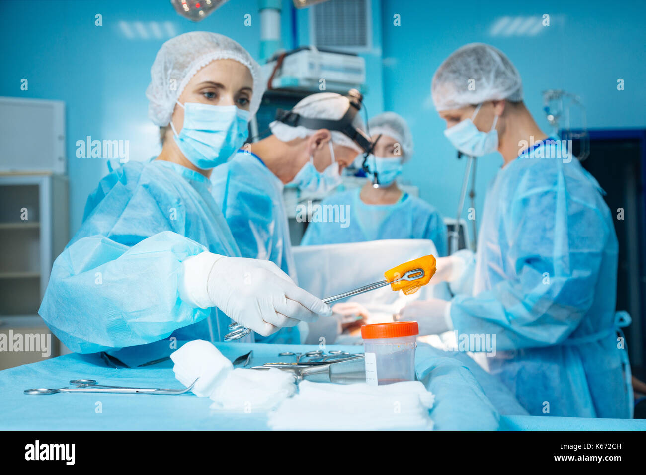 Femme sérieuse d'aider ses collègues Banque D'Images