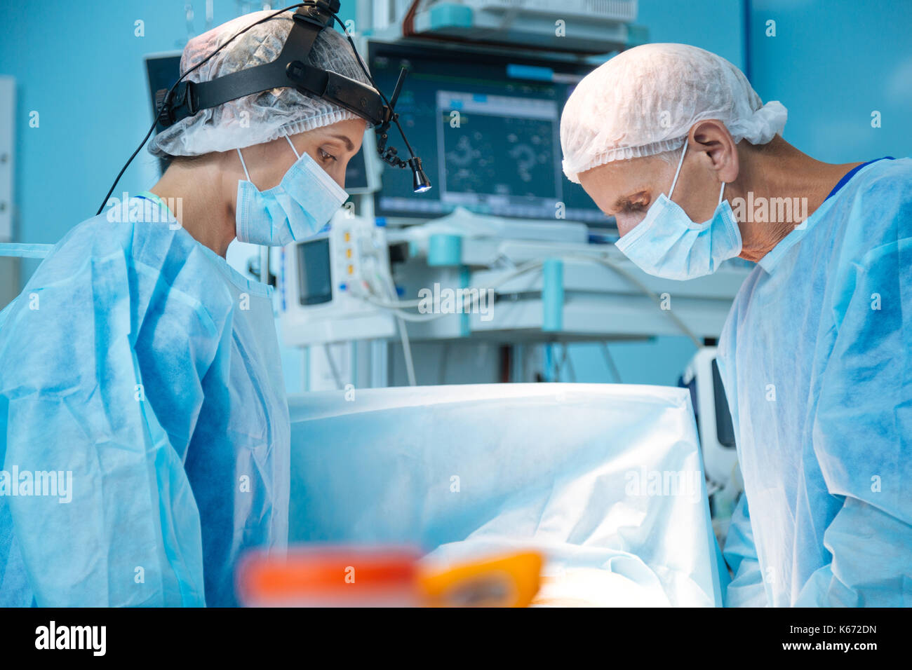 Chirurgiens compétents faisant opération complexe Banque D'Images