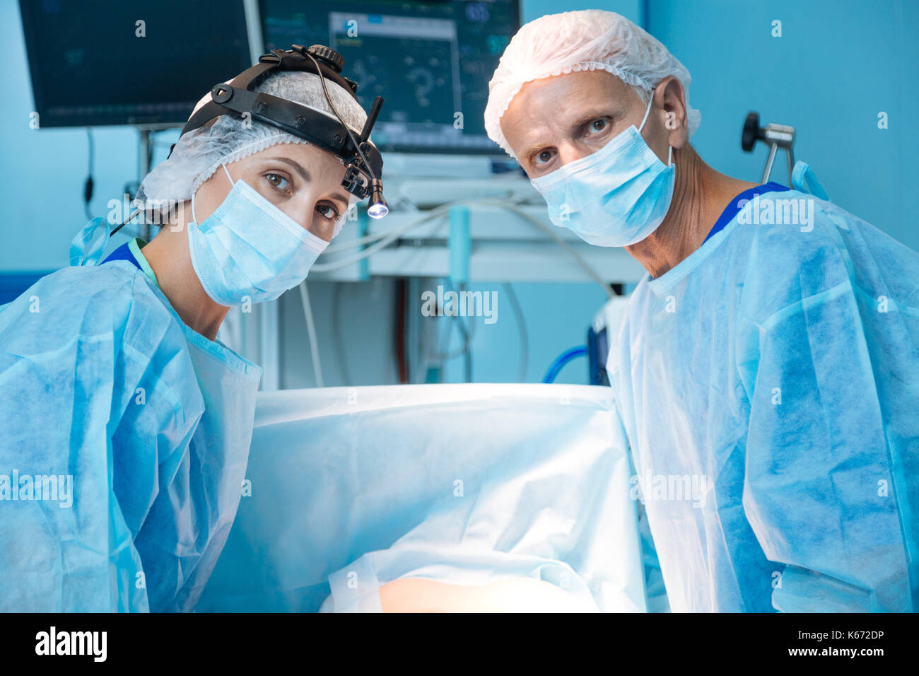 Les travailleurs médicaux attentifs posant sur camera Banque D'Images