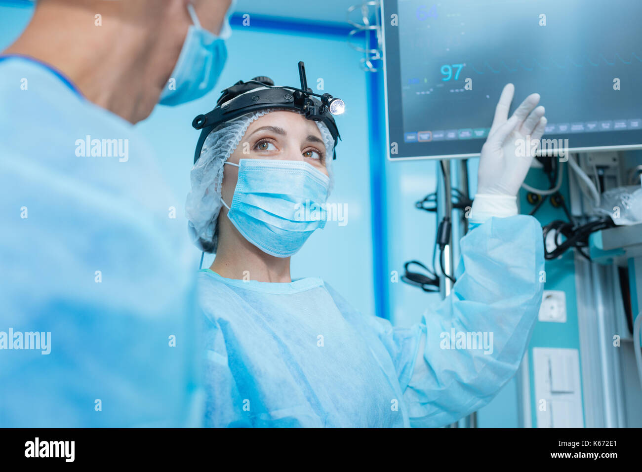 Heureux femme pointant à l'ordinateur Banque D'Images