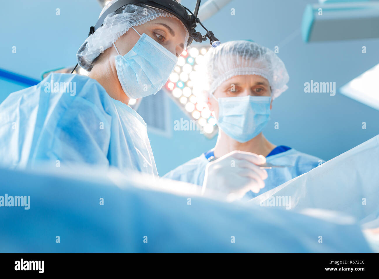 Étant chirurgien sérieux sur son lieu de travail Banque D'Images