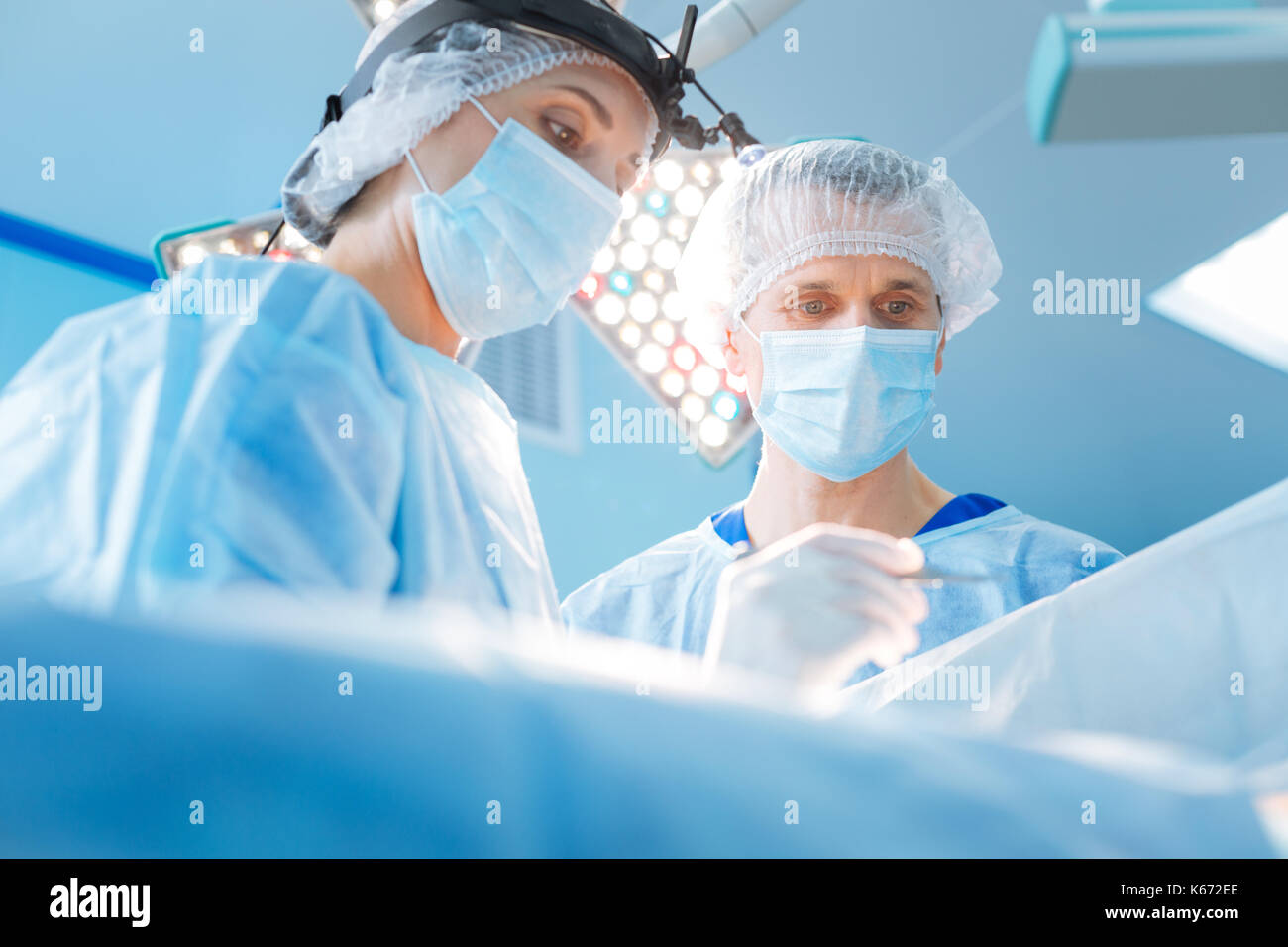 Low angle photo de collègues que de faire l'opération Banque D'Images