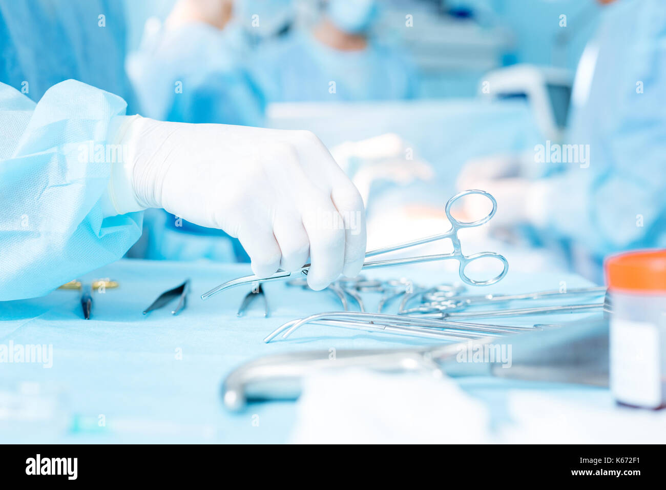 Close up of hand que prendre des ciseaux Banque D'Images