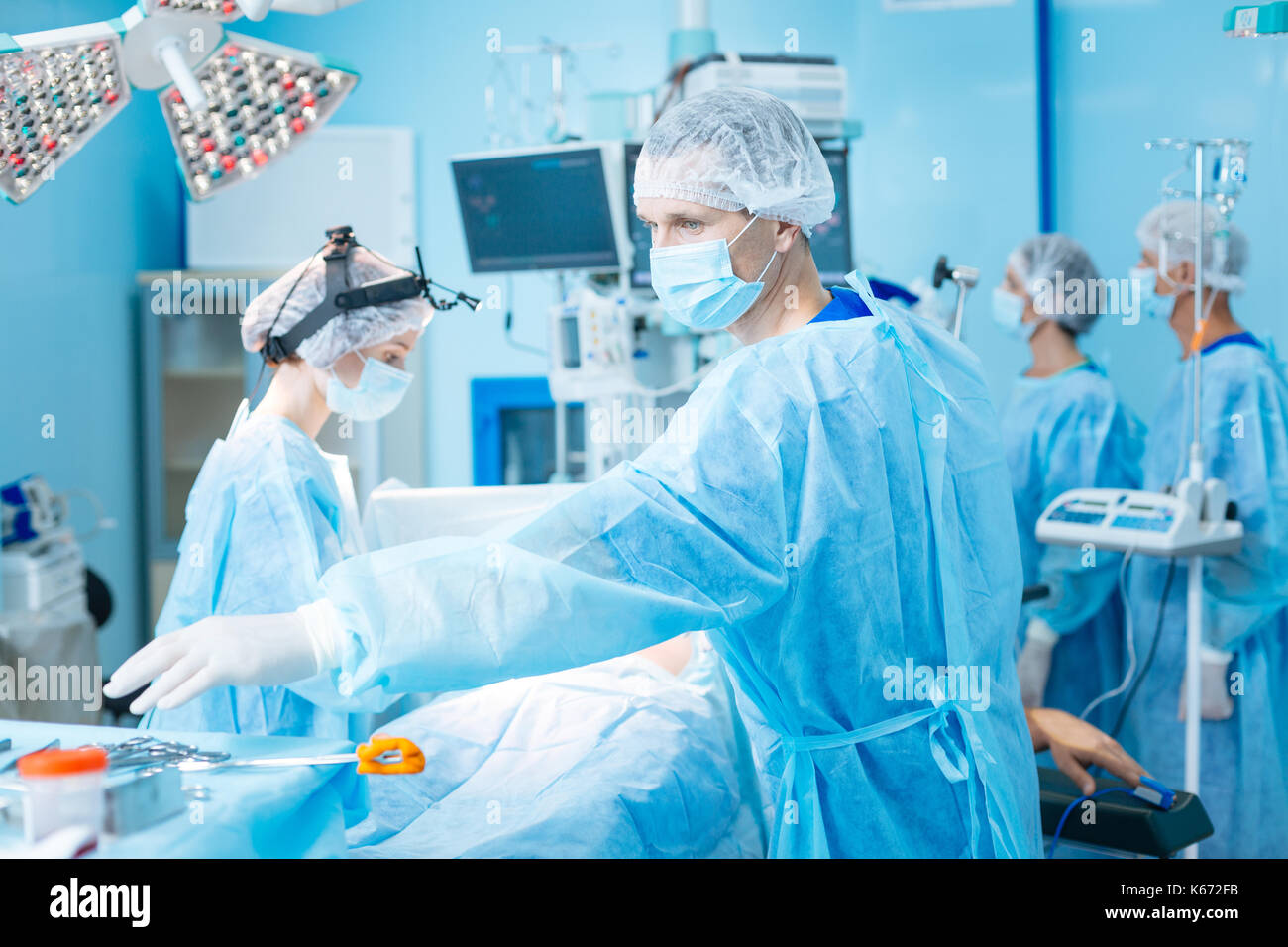 L'homme attentif prenant nouvel instrument Banque D'Images