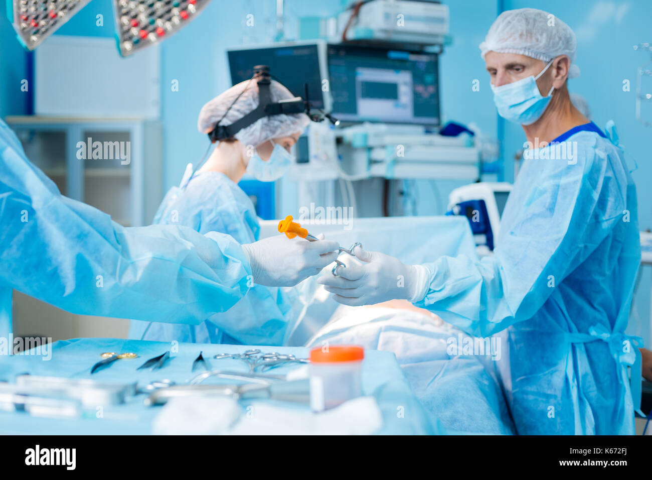 Serious mature doctor giving allé instrument Banque D'Images