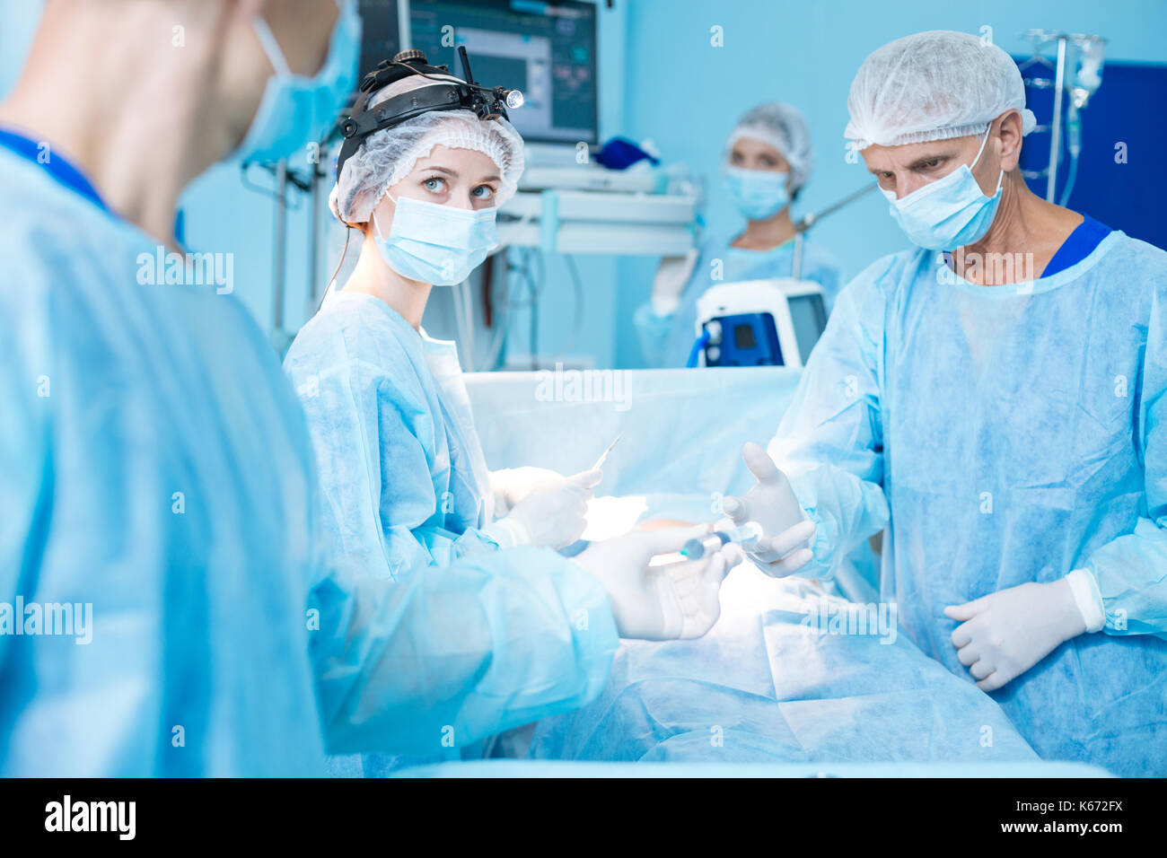 Femme médecin attentif à la recherche à son collègue Banque D'Images