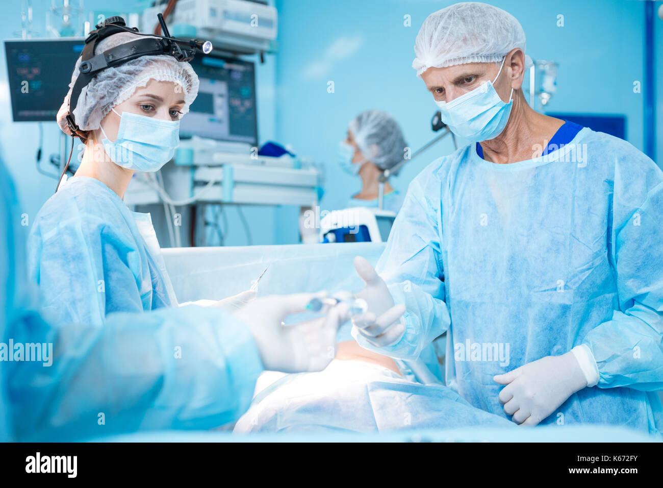 Sous-grave à la main d'hommes au Banque D'Images