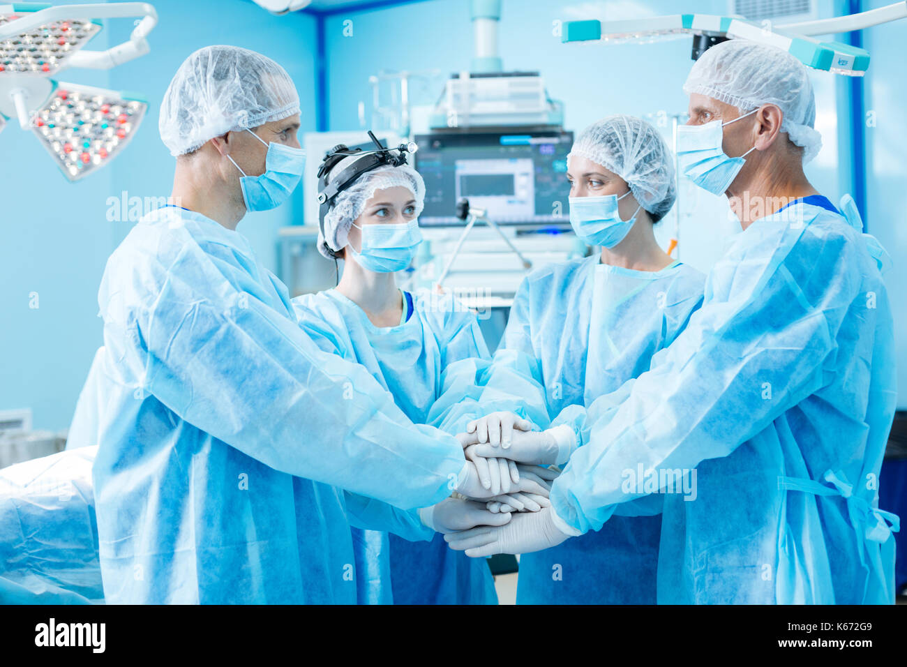 Groupe d'doctors holding hands together Banque D'Images